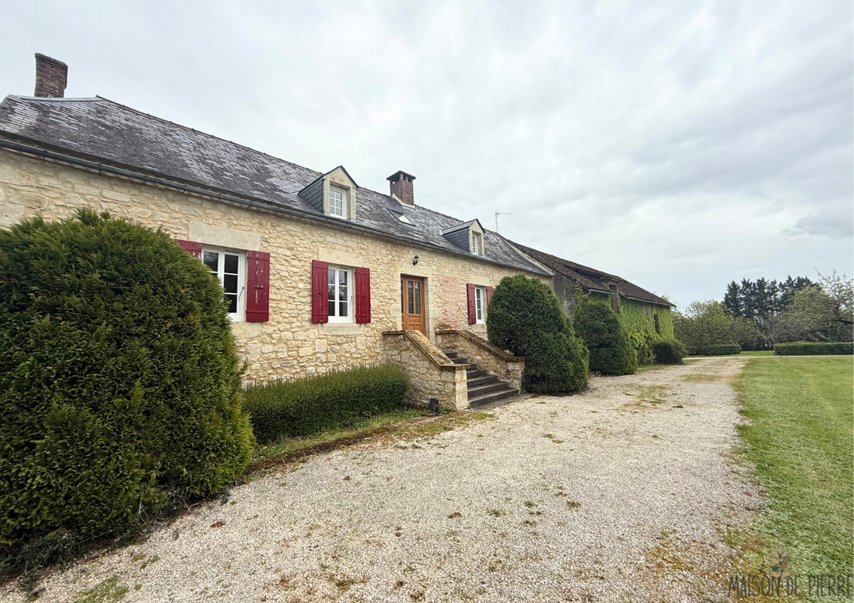 gite-perigord-maison-pierre-devant-exterieur